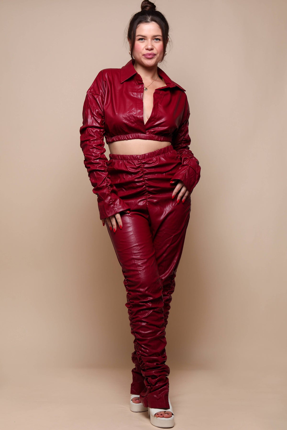 Conjunto chic: top elegante y pantalón ajustado