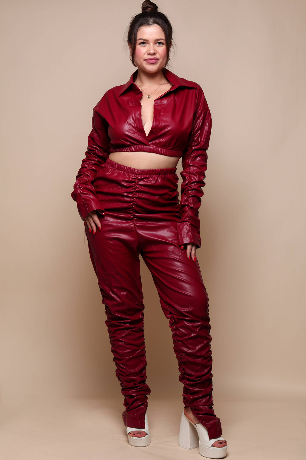 Conjunto chic: top elegante y pantalón ajustado
