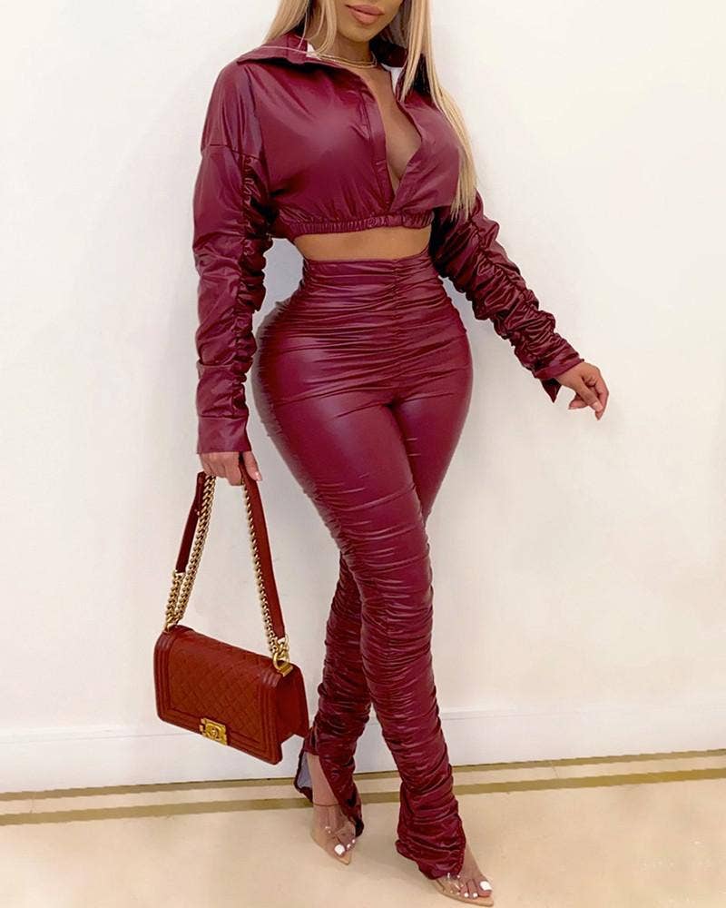 Conjunto chic: top elegante y pantalón ajustado