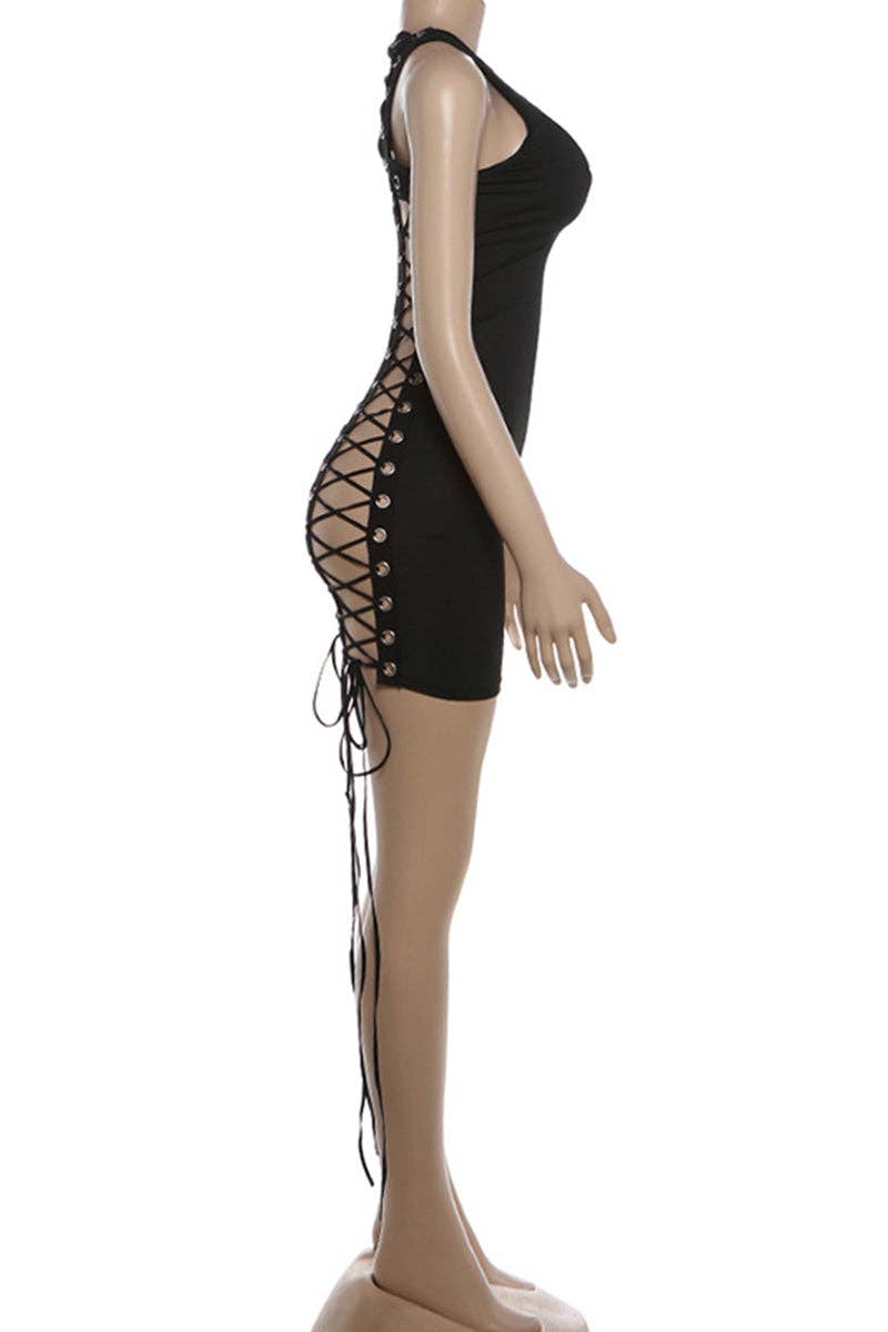 Vestido mini con aberturas y detalle de cordón