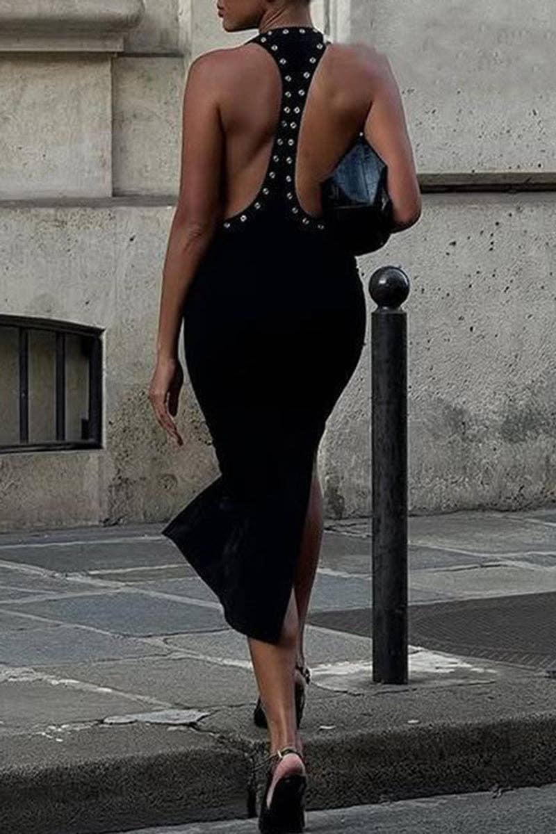Vestido de noche sin mangas con tachuelas