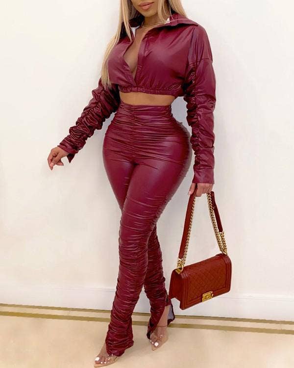 Conjunto chic: top elegante y pantalón ajustado