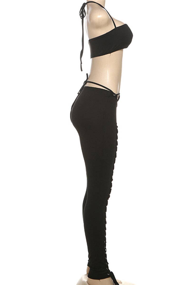 Conjunto de top con cordones y pantalón de ojales