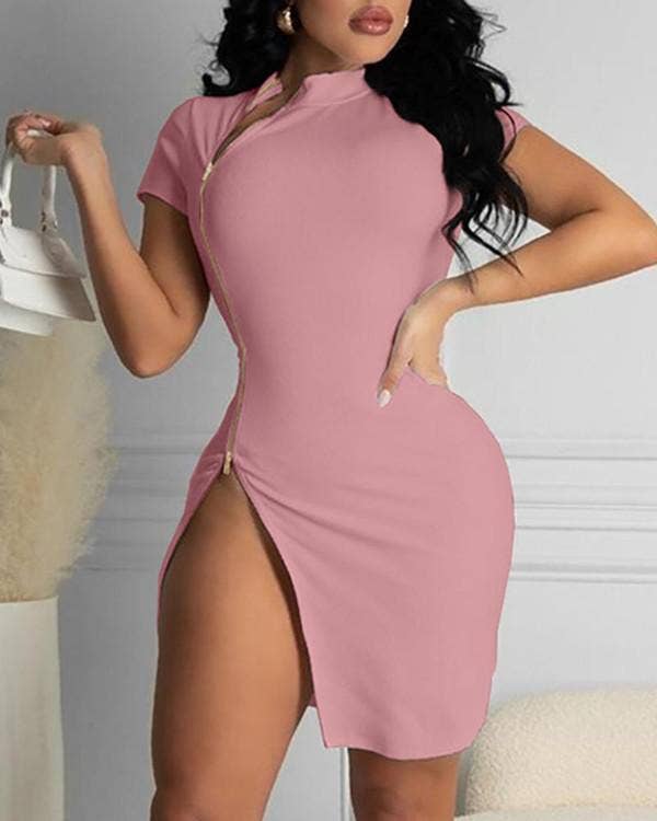 Vestido ajustado negro con abertura alta y cremallera