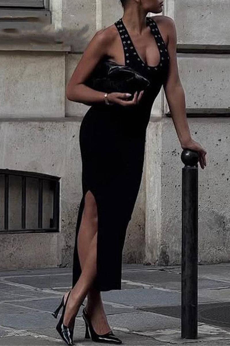 Vestido de noche sin mangas con tachuelas