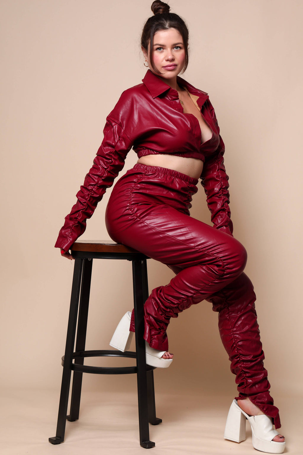 Conjunto chic: top elegante y pantalón ajustado