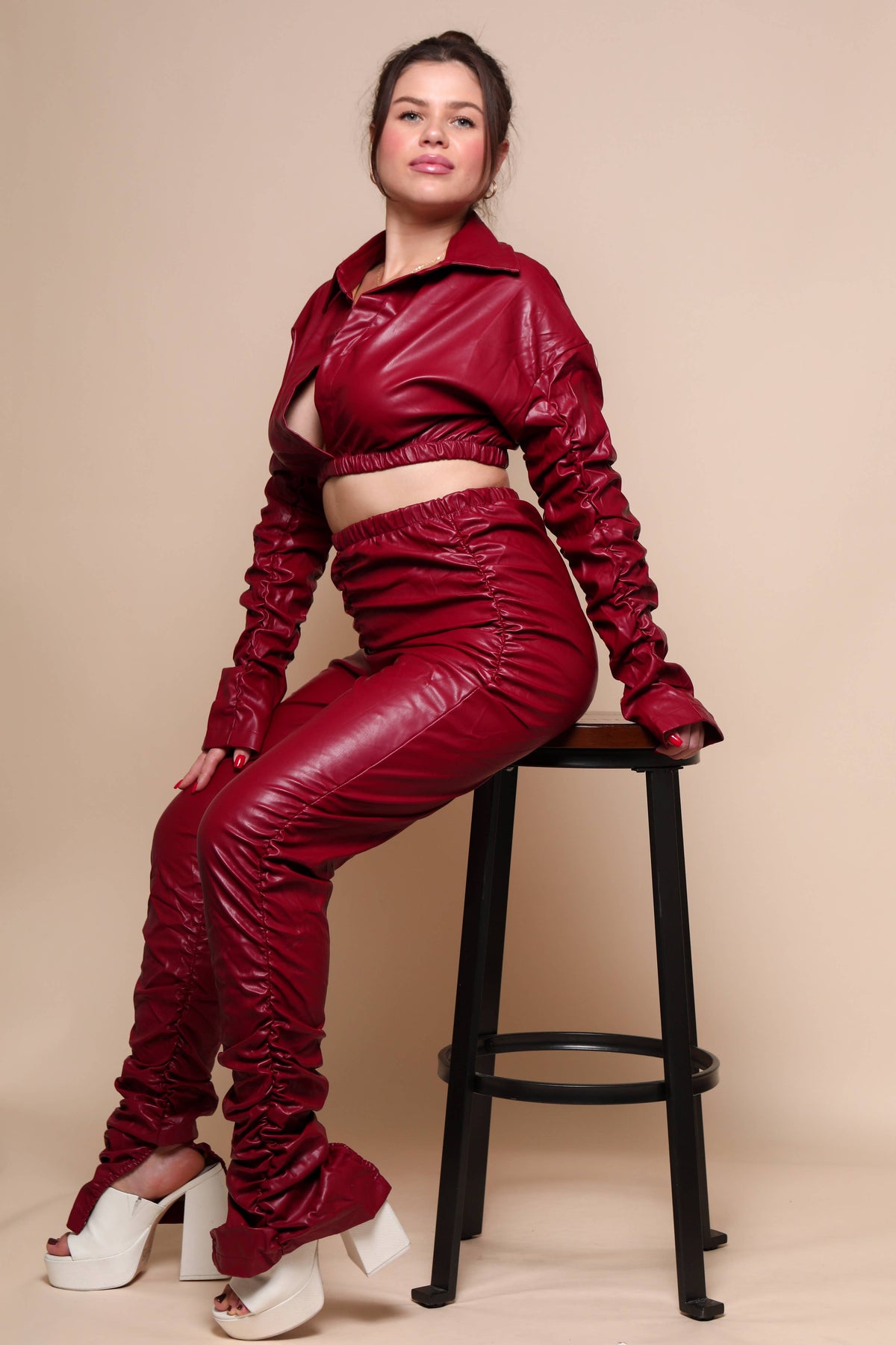 Conjunto chic: top elegante y pantalón ajustado